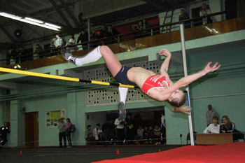 В манеже «Юность» проходят областные студенческие соревнования по лёгкой атлетике
