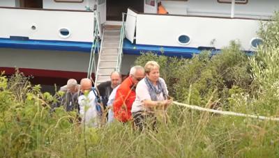 Речные туристы попадают в Касимов Рязанской области с помощью каната