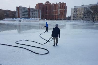В Рязани начали заливать каток на стадионе «Локомотив»