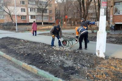 Севастопольскую аллею очищают от строительного мусора