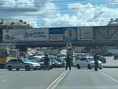 Полиция перекрыла дорогу из центра города в сторону Московского шоссе