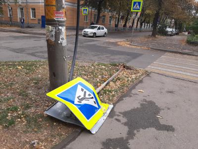 На улице Электрозаводской упал дорожный знак