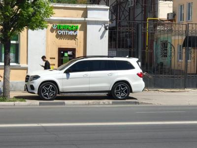 Полиция проверит законность парковки иномарки на тротуаре в центре Рязани