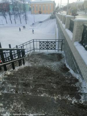 Лестницу у цирка в Рязани очистили от снега