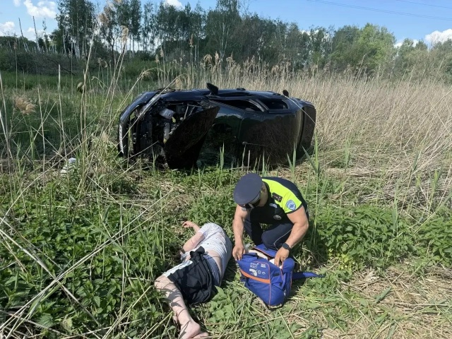 Рязанские гаишники оказали помощи водителю легковушки, перевернувшейся на трассе