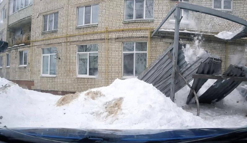По факту рухнувшего козырька подъезда дома в Варских под Рязанью возбудили уголовное дело
