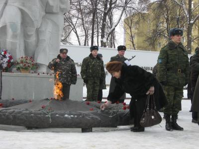 В Рязани торжественно возложили цветы к монументу Победы