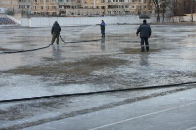 На катке спорткомплекса «Локомотив» заливают лёд