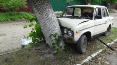 В Рязани 16-летний парень на «шестёрке» врезался в дерево