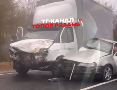 Под Рязанью «Газель» снесла у легковушки половину кузова