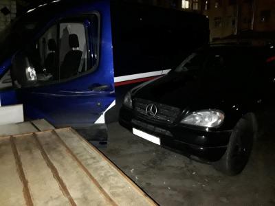 В центре Рязани укатившийся почтовый фургон столкнулся с Mercedes-Benz