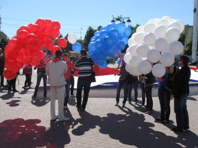 В День Государственного флага в небо Рязани взметнулось более ста шаров