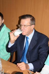 Виктор Зубков и Олег Ковалёв подняли стакан молока за милых дам