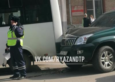 В Горроще Рязани внедорожник врезался в маршрутку