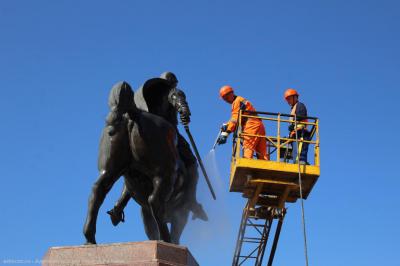 В Рязани начали мыть памятники