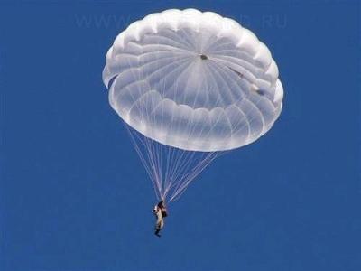 Более 1000 курсантов РВВДКУ три раза прыгнут с парашютом