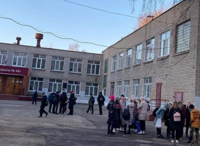 Жительница Рязани пожаловалась, что детей долго не пускают в школу в мороз