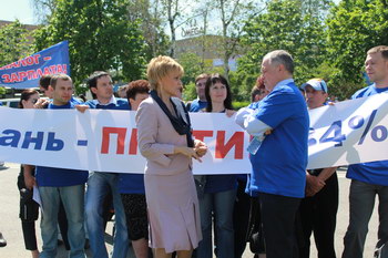 Людмила Кибальникова и Сергей Борисов на митинге