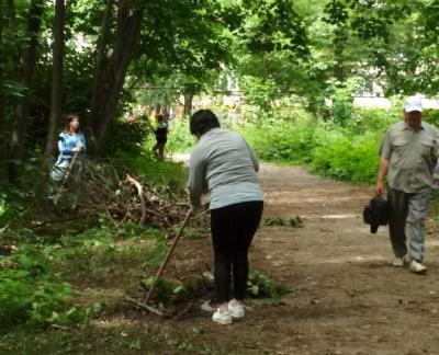 «Северная компания» помогла очистить парк в посёлке Дягилево