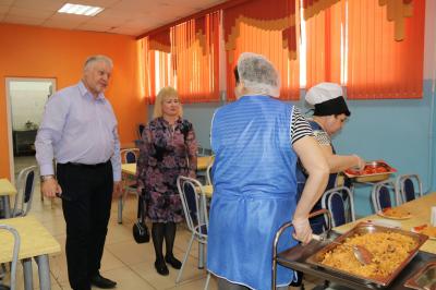 Депутаты ЛДПР проверяют систему питания в рязанских детских садах и школах