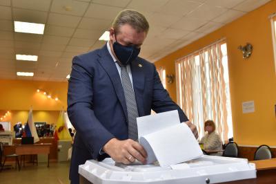 Николай Любимов и его супруга проголосовали на выборах в Госдуму