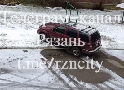 В Рязани сняли автохама на внедорожнике, проехавшего по газону