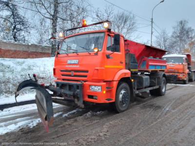 Спецтехника продолжает убирать снег в Рязани