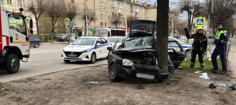 В Рязани Lada Priora врезалась в дерево, пострадали шесть молодых людей