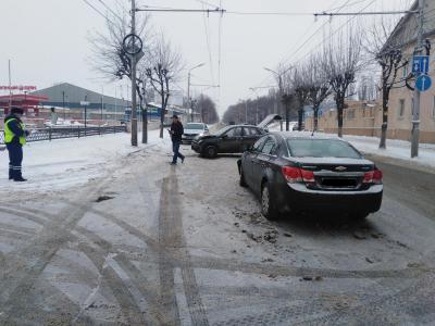 Появились подробности столкновения двух автомашин на улице Новой