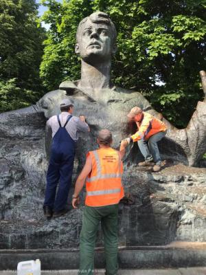 Памятник Есенину в Рязанском кремле очистили от надписей и рисунков