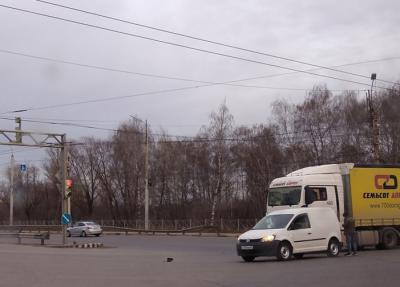 На Московском шоссе в Рязани легковушка не разъехалась с фурой