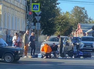 В центре Рязани легковушка столкнулась с мотоциклом