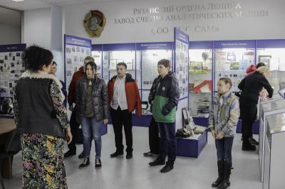 На заводе САМ для рязанских подростков провели экскурсию по цехам