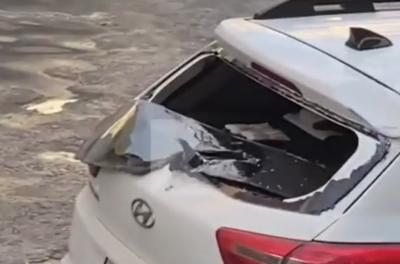 В центре Рязани упавшие глыбы льда повредили две автомашины