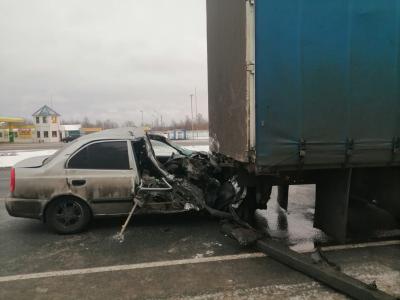 Близ Сасово Hyundai Accent влетел в грузовую машину, пассажир легковушки погиб