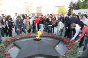 Участники Международного молодёжного форума возложили цветы к монументу Победы в Рязани