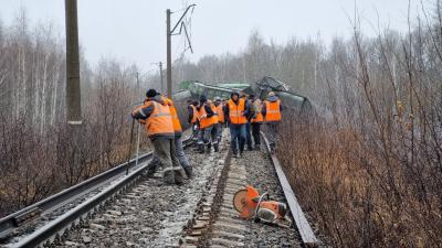 Продолжаются восстановительные работы на месте схода вагонов грузового поезда под Рязанью