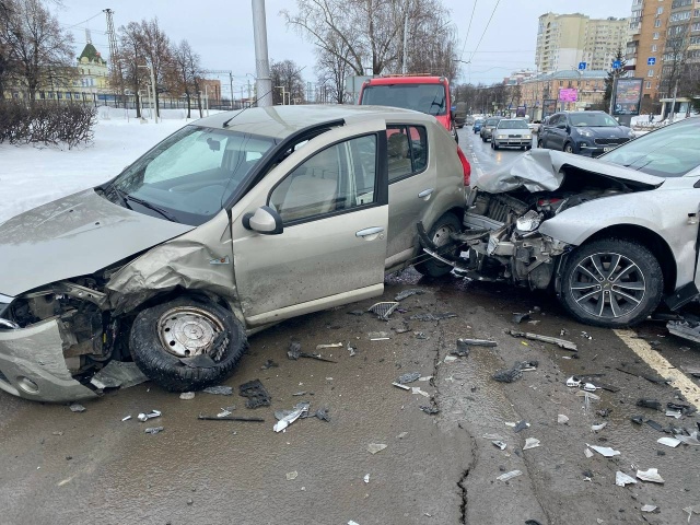 В жёсткой дорожной аварии в Рязани пострадали два человека