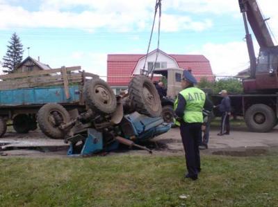 На улице райцентра Рязанской области опрокинулся трактор