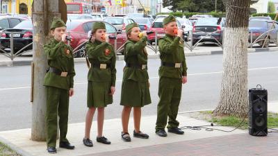 В Рязани ветеранов во дворах поздравляют стихами и песнями