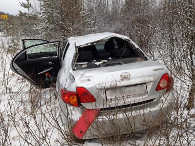 Близ Спас-Клепиков Toyota Corolla опрокинулась в кювет, пострадала женщина