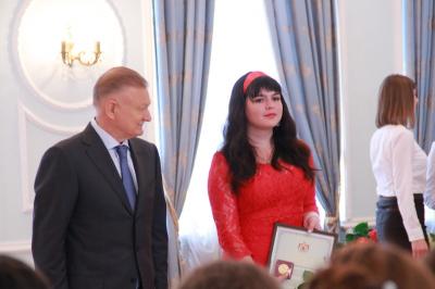 Золотые выпускники школ получили новые медали от Олега Ковалёва