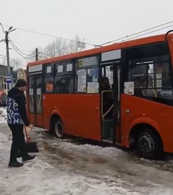 В Дягилево в Рязани застрял на выезде от остановки маршрутный автобус