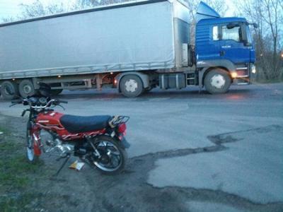 В Рязани мотоциклист без прав врезался в большегруз