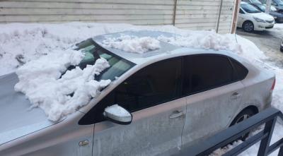 В центре Рязани пострадал водитель иномарки, на которую свалился снег