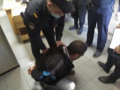 Полицейские успокоили пьяного рязанца, буянившего в зале суда