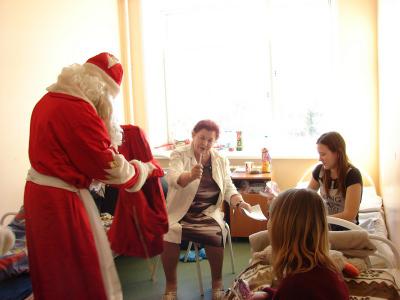 Юных пациентов РОДКБ поздравили Дед Мороз и Снегурочка