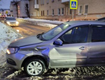 На улице Полетаева в Рязани не разминулись две автомашины Lada Granta