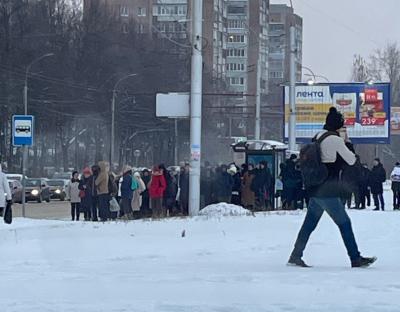 В Рязани сняли толпу на остановке общественного транспорта