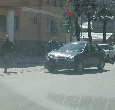 В центре Рязани столкнулись два Renault Logan